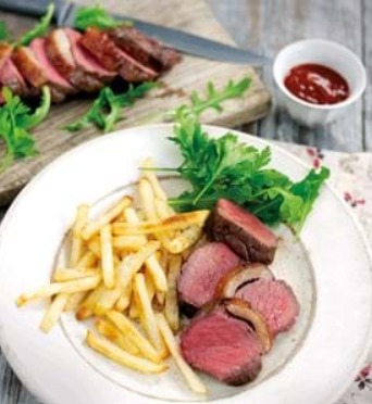 Mini Beef Brisket, veg, chips and ketchup